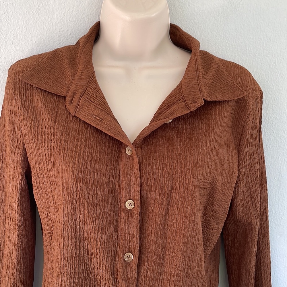 Cider brown stretchy textured cropped bell sleeve button down blouse size large - Picture 5 of 10